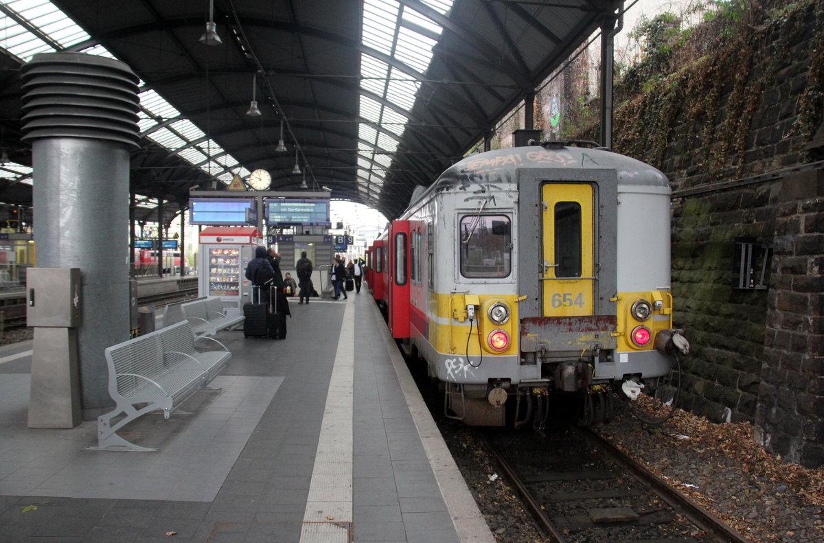 in Triebzug der SNCB 643 von Aachen-Hbf nach Spa-Géronstère(B) und wartet auf die Abfahrt nach Belgien. 
Aufgenommen vom Bahnsteig 9 vom Aachen-Hbf. 
Am Kalten Morgen vom 28.10.2018.