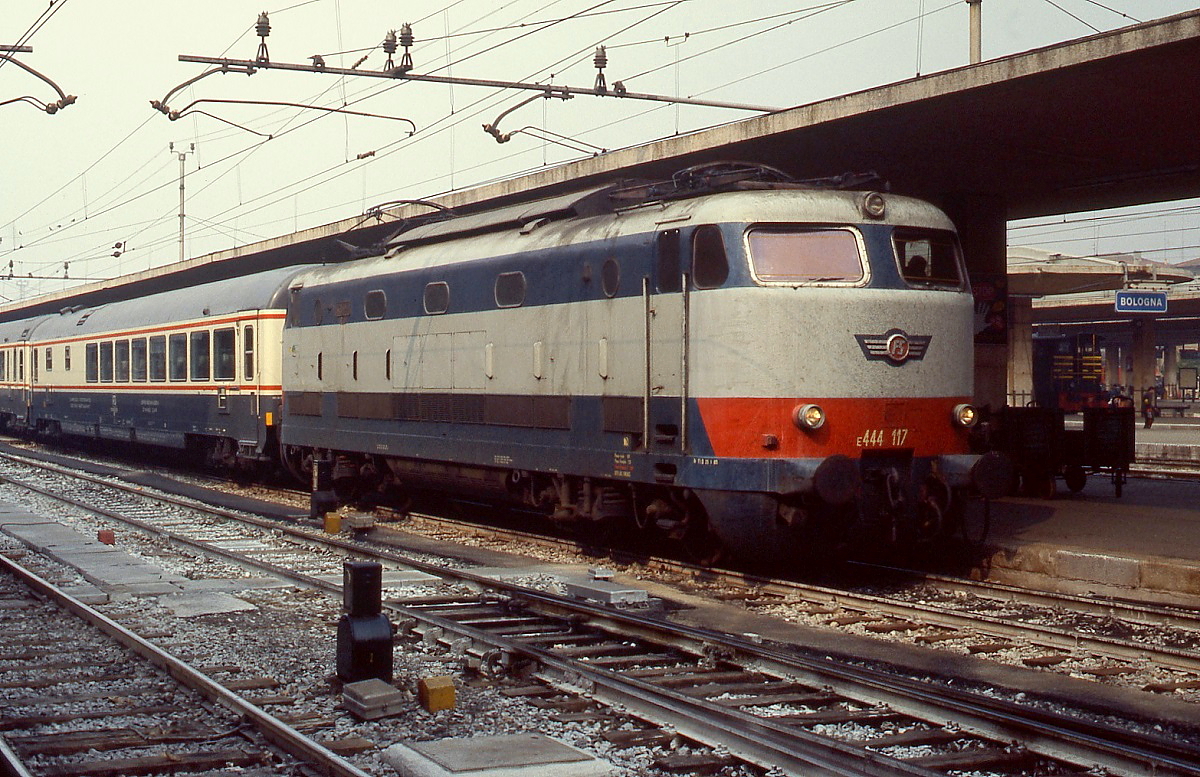 In der ursprünglichen Version präsentiert sich E 444 117 im September 1986 in Bologna Centrale