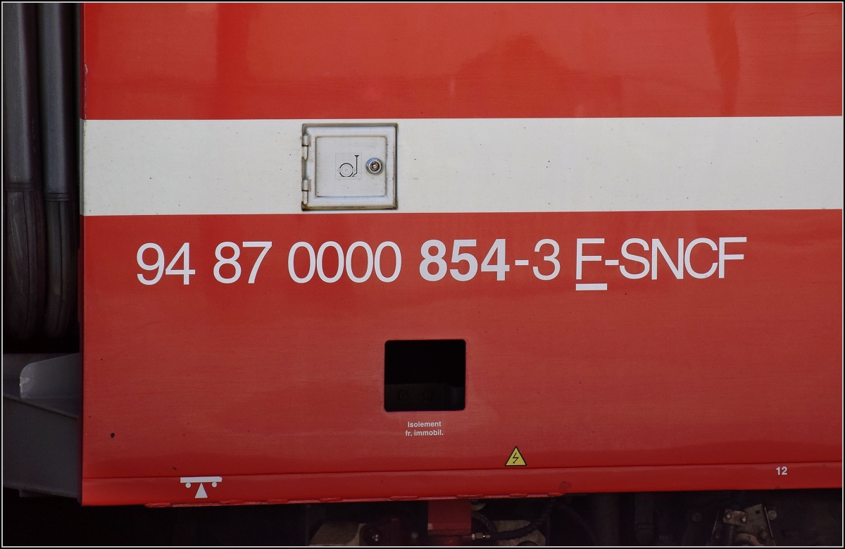 In Vallorcine steht Triebwagen SNCF Z854 von TER Rhône-Alpes für die Fahrt nach Saint-Gervais/Le Fayet bereit. Etwas ungewohnt für das deutsche Auge ist die UIC Nummer an diesem französischen Zug, denn so wäre das eigentlich die Baureihe 0000. Juli 2017.