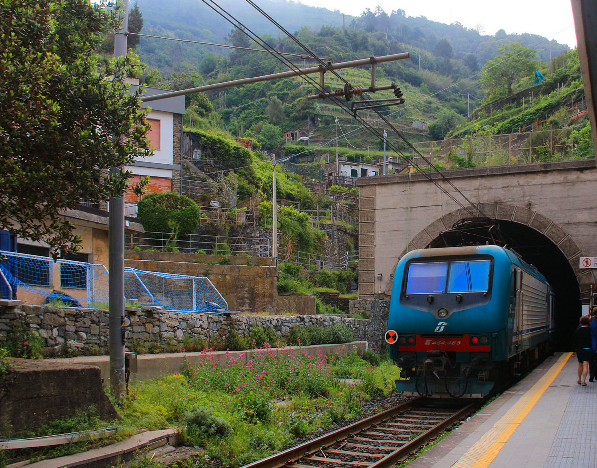 In Vernazza stösst Lok E464.485 in einen der langen Tunnel an der schönen Cinque Terre-Küste. 7.Mai 2018 