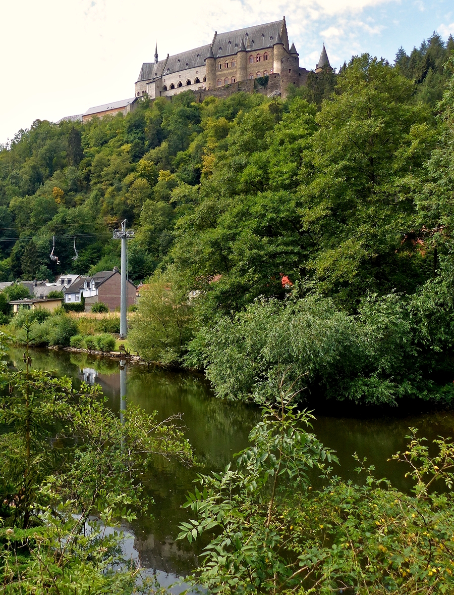 In Vianden gibt es den einzigen Sessellift Luxemburgs. Gebaut wurde er 1955 und er fhrt von 215 m im Tale auf eine Hhe von 375 m hinauf. Er bietet bei der Fahrt eine herrliche Panoramasicht auf das Ourtal und auf das mittelalterliche Stdchen Vianden. 31.07.2018 (Jeanny)

Weitere Fotos von einer sehr lustigen Fahrt mit dem Viandener Sessellift gibt es hier:

http://wwwfotococktail-revival.startbilder.de/name/galerie/kategorie/eisenbahn~luxemburg~sessellift-vianden.html

