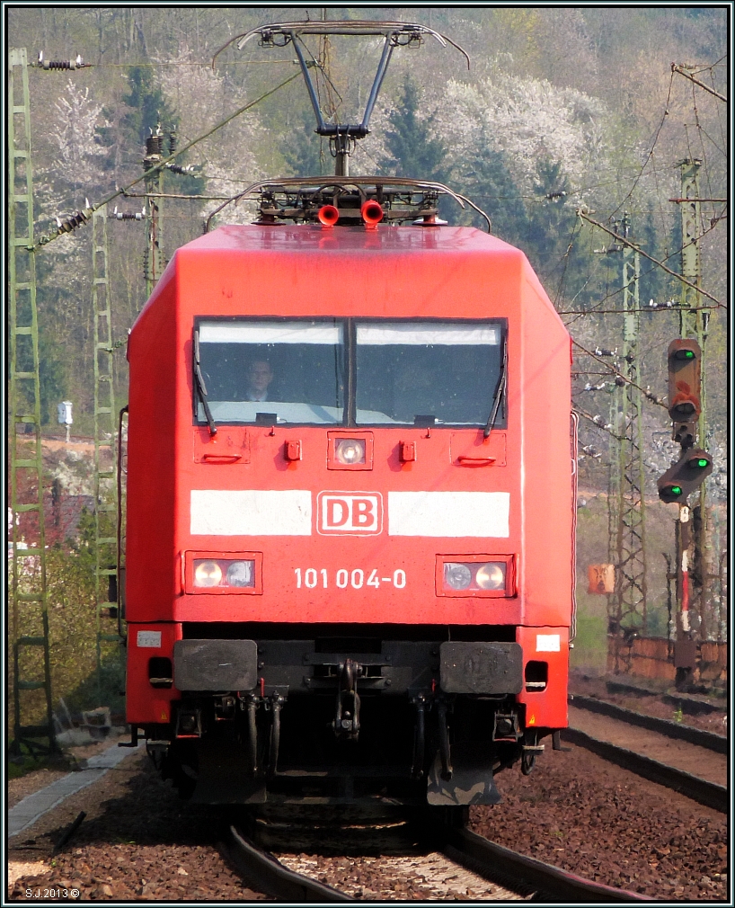 In voller Fahrt erwischt,die 101 004-0 mit einen IC am Haken bei Erpel im April 2013 auf der rechten Rheinstrecke.