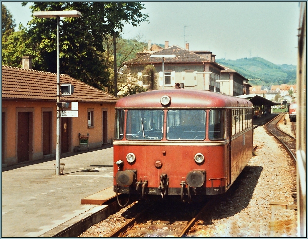 In Waldshut wartet ein DB Schienenbus VT 798 auf Reisende und die Abfahrt nach Koblenz (CH). 
Analogbild vom 9. Mai 1984  