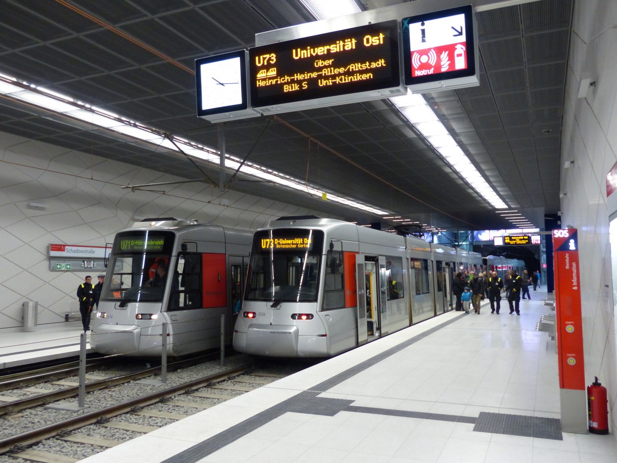 In der Wehrhahnlinien-Station Schadowstraße treffen sich zwei U-Bahnen. Am ersten Tag nach der Eröffnung sind diese bereits gut besetzt - teils von Schaulustigen, teils von Fahrgästen. 21.2.2016