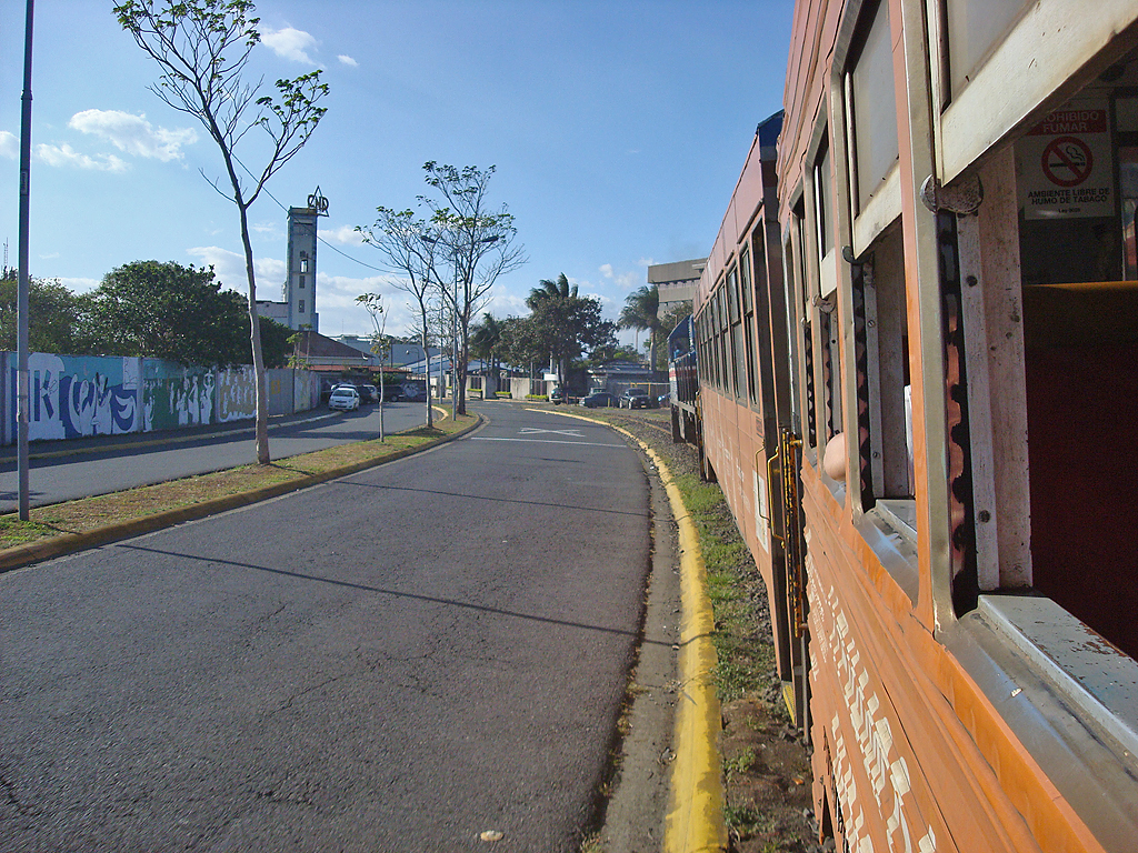 Incofér San José: Foto aus dem fahrenden Zug, gezogen von einer 4-achsigen Diesellok, zwischen Bahnhof Pacifico und Station Contraloria, 23. Feb. 2015