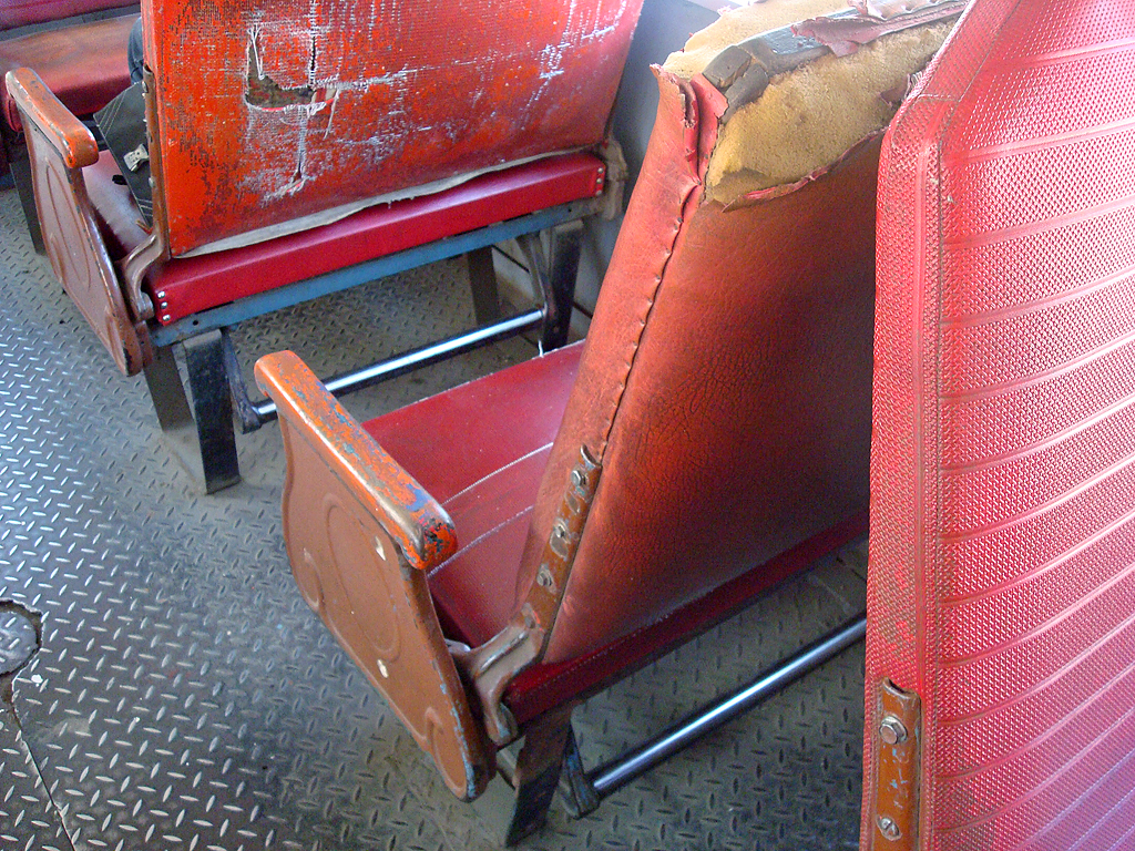 Incofér San José: Innenaufnahme mit dem verstellbaren Sitz in Fahrtrichtung links, Bahnhof Pacifico, 23. Feb. 2015