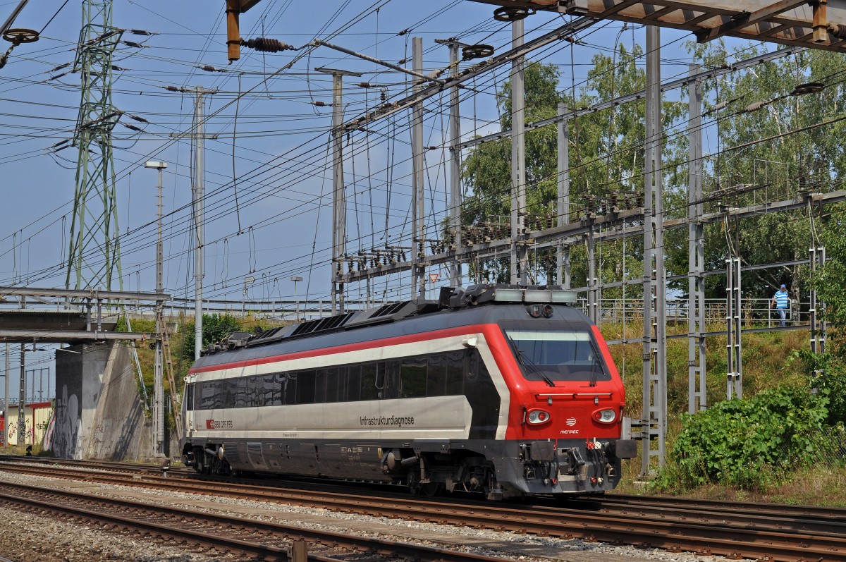 Infrastruktur-Messfahrzeug XTmass 99 85 9 160 001-5 durchfährt den Bahnhof Muttenz Richtung Basel. Die Aufnahme stammt vom 11.08.2015.