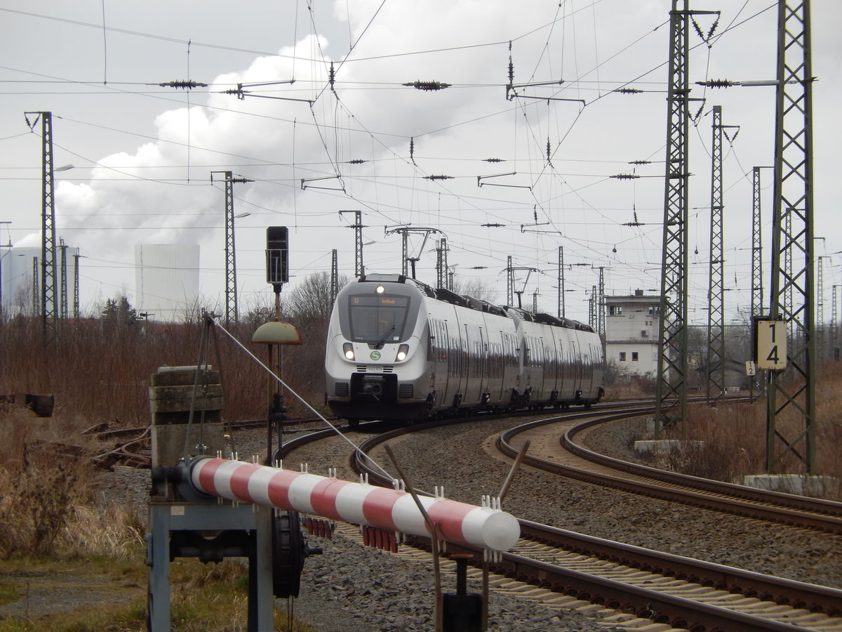  Inklusive Industrieblick : An einem Abzweig der Straße von Neukieritzsch nach Borna befindet sich noch ein Bahnübergang mit Kurbelschranken, inklusive Industrieblick. 20.03.2016