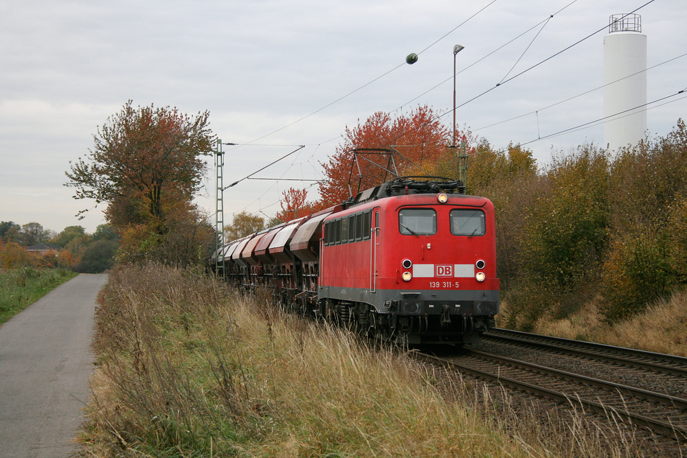 Inmitten wunderschöner Herbstfarben wurde 139 311 mit ihrem Güterzug fotografiert.
Das Foto wurde am 29. Oktober 2011 in Pulheim geschossen.