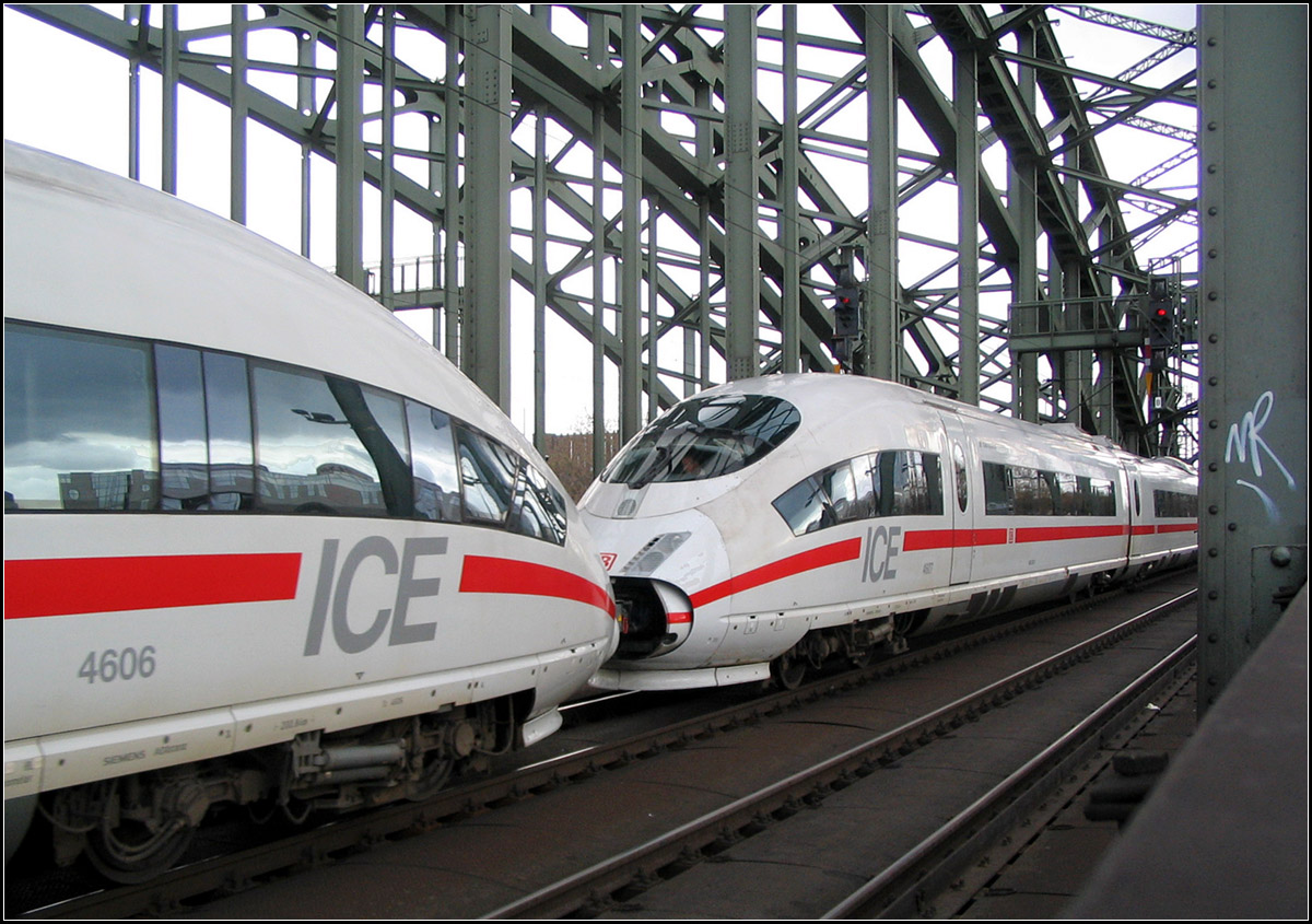 Innenansicht -

... der Hohenzollernbrücke in Köln mit einem Zug der Baureihe 403.

09.04.2005 (J)
