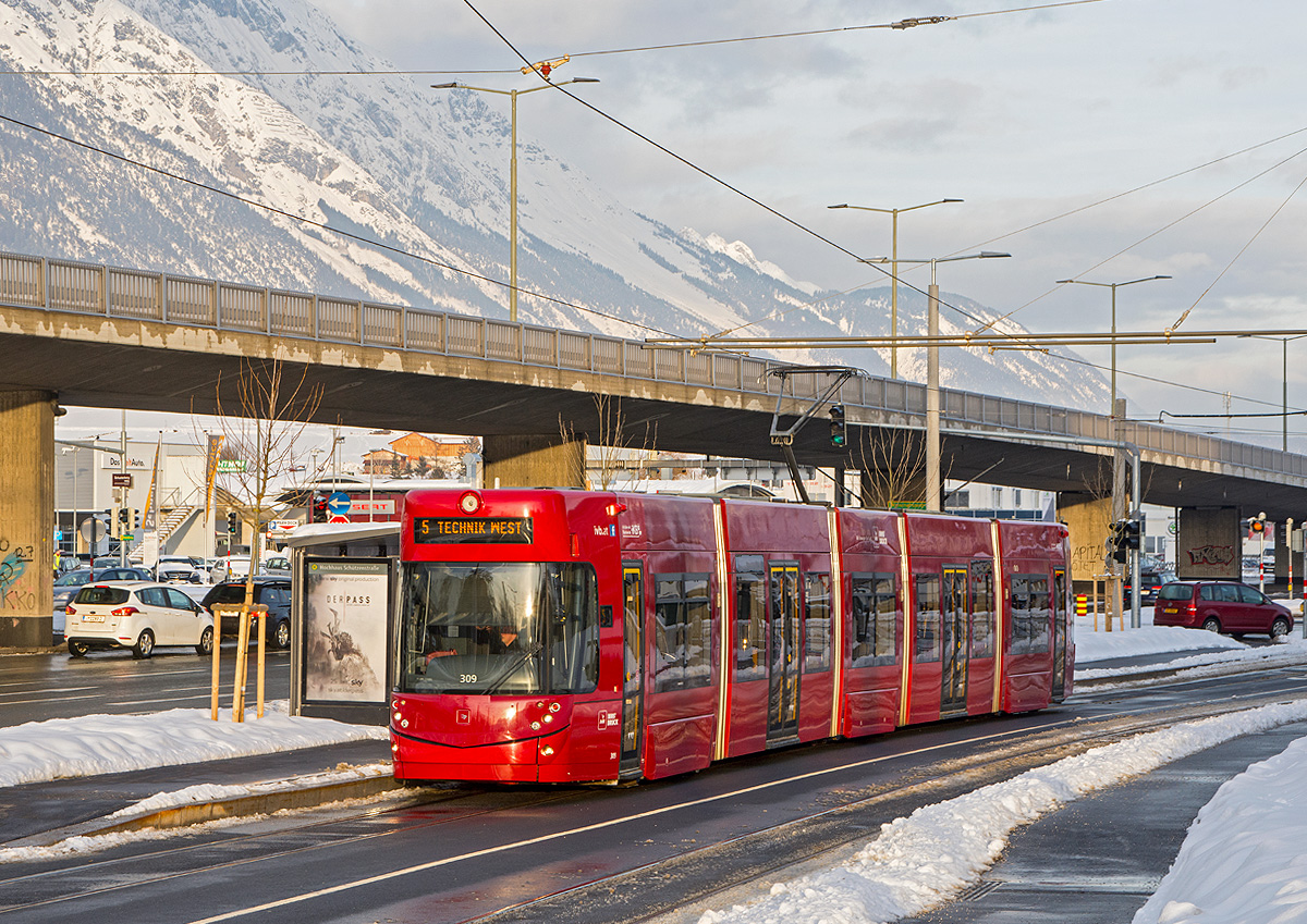 Innsbruck, seit 26.01.2019 sind die Linien 2 + 5 in Betrieb! 

Flexity 309 als Linie 5, Hochhaus Schützenstraße, 26.01.2019 