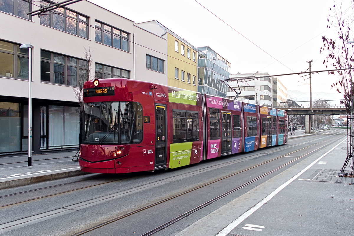 Innsbruck: Tw. 302 der Linie 3 an der Haltestelle Höttinger Au-West. Aufgenommen 15.12.2018.