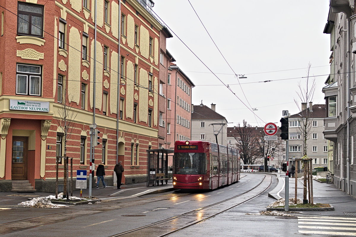 Innsbruck: Tw. 305 als Linie 5 der kürzlich eröffneten Straßenbahnstrecke, an der Haltestelle Gabelsbergerstraße. Aufgenommen 3.2.2019.