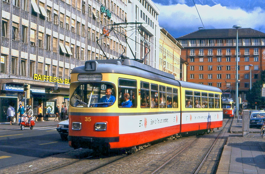 Innsbruck Tw 35 vor dem Hauptbahnhof, 10.09.1987.