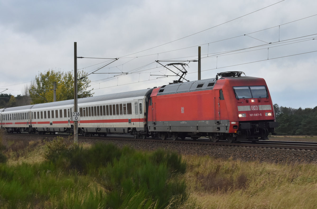 InterCity kommend aus Hamburg in Front mit der BR 101 087-5. 3km östlich von Büchen 25.10.2017