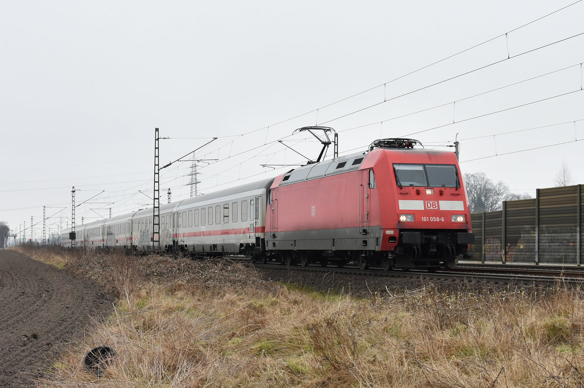 InterCity mit der 101 058-6 in Front, unterwegs in Richtung Hamburg. Höhe Bardowick 26.03.2018