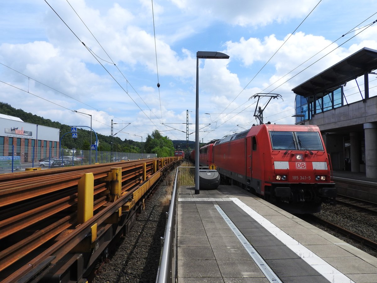 Interessante Begegnung im Regio-Bahnhof WISSEN/SIEG am Samstagnachmittag,9.7.16:
Auf dem Nebengleis steht eine komplette Langschienen-Transporteinheit TE01-20
bis TE08-20 mit einer Ladelänge von je 120 Meter-auf dem Hauptgleis kommt aus
SIEGEN in Fahrtrichtung KÖLN ein gemischter Güterzug mit DB-185 und zweiter
Elok angerauscht....