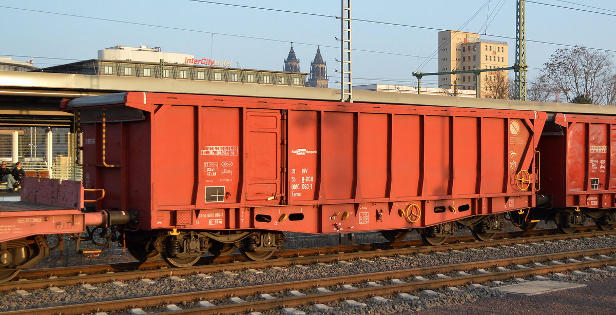 Interessante Variante eines vierachsigen offenen Güterwagen mit Rolldach der ungarischen Rail Cargo Hungria mit der Nr. 31 RIV 55 H-RCH 0810 060-1 Tams in einem gemischten Güterzug am 21.03.19 Magdeburg Hbf.