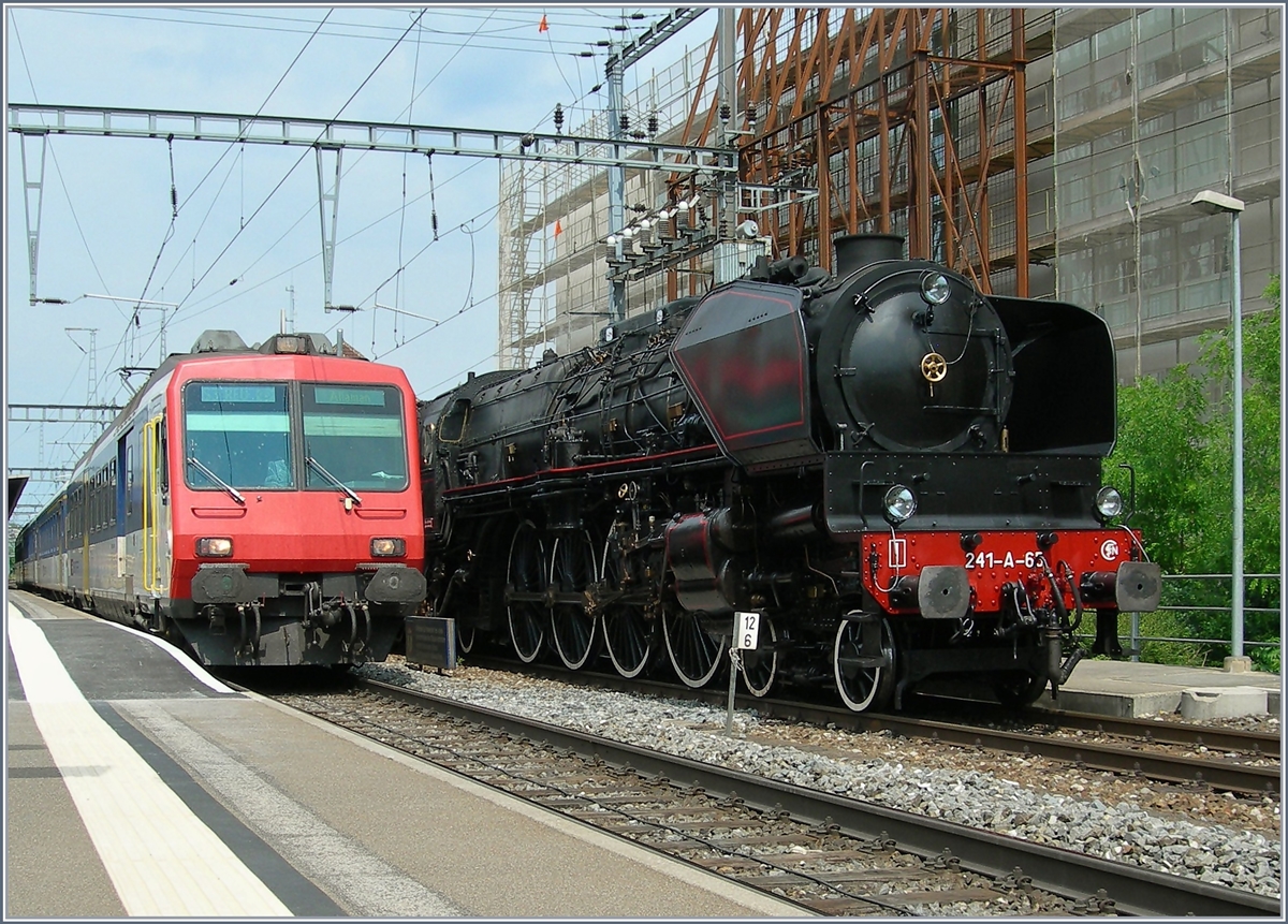 Interessanterweise relativiert sich die ganze Grösse der SNCF  241-A-65 im Vergleich mit einem RBDe 560 und verleiht der grandiosen Lok gar einen Hauch Zierlichkeit.
Morges, den 30. Mai 2009