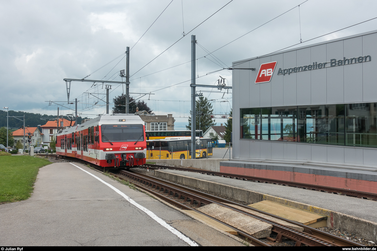 Interessantes Einzelstück: Der RHB BDeh 3/6 25 besitzt drei Drehgestelle, wobei in jedem Drehgestell die talseitige Achse angetrieben ist. Am 6. August 2017 erreicht der Triebwagen seinen Endbahnhof Heiden.