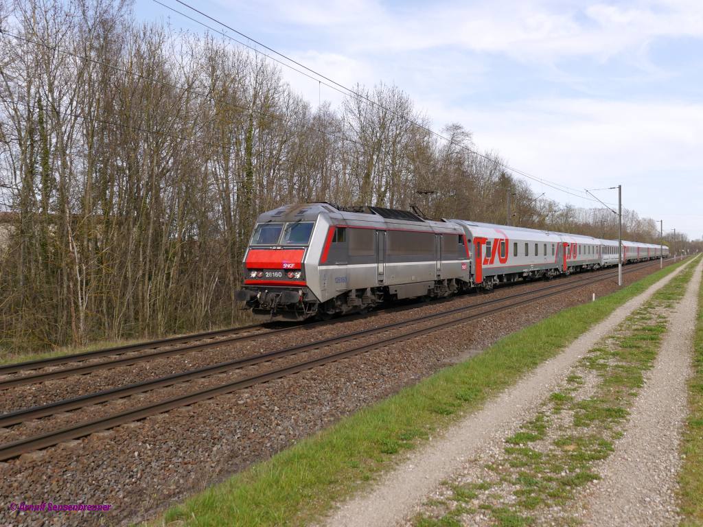 Internationaler Ost-West-Verkehr: EN452 Moskau-Paris unterwegs Richtung Paris.
Ein Zug, mehrere Loks. Die SNCF BB26160 zieht den Zug ab Strasbourg (Straburg) nach Westen. 

2013-04-15 Steinbourg am Rhein-Marne-Kanal
