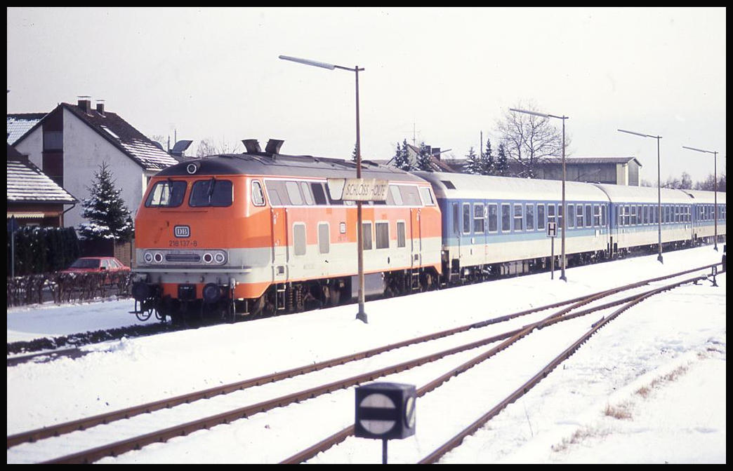 Interregio auf der Sennebahn! Das gab es als Umleiter Verkehr im Frühjahr des Jahres 1994!
218137 durchfährt am 23.2.1994 um 13.40 Uhr mit dem IR 2551 nach Aachen den Bahnhof Schloss Holte.
