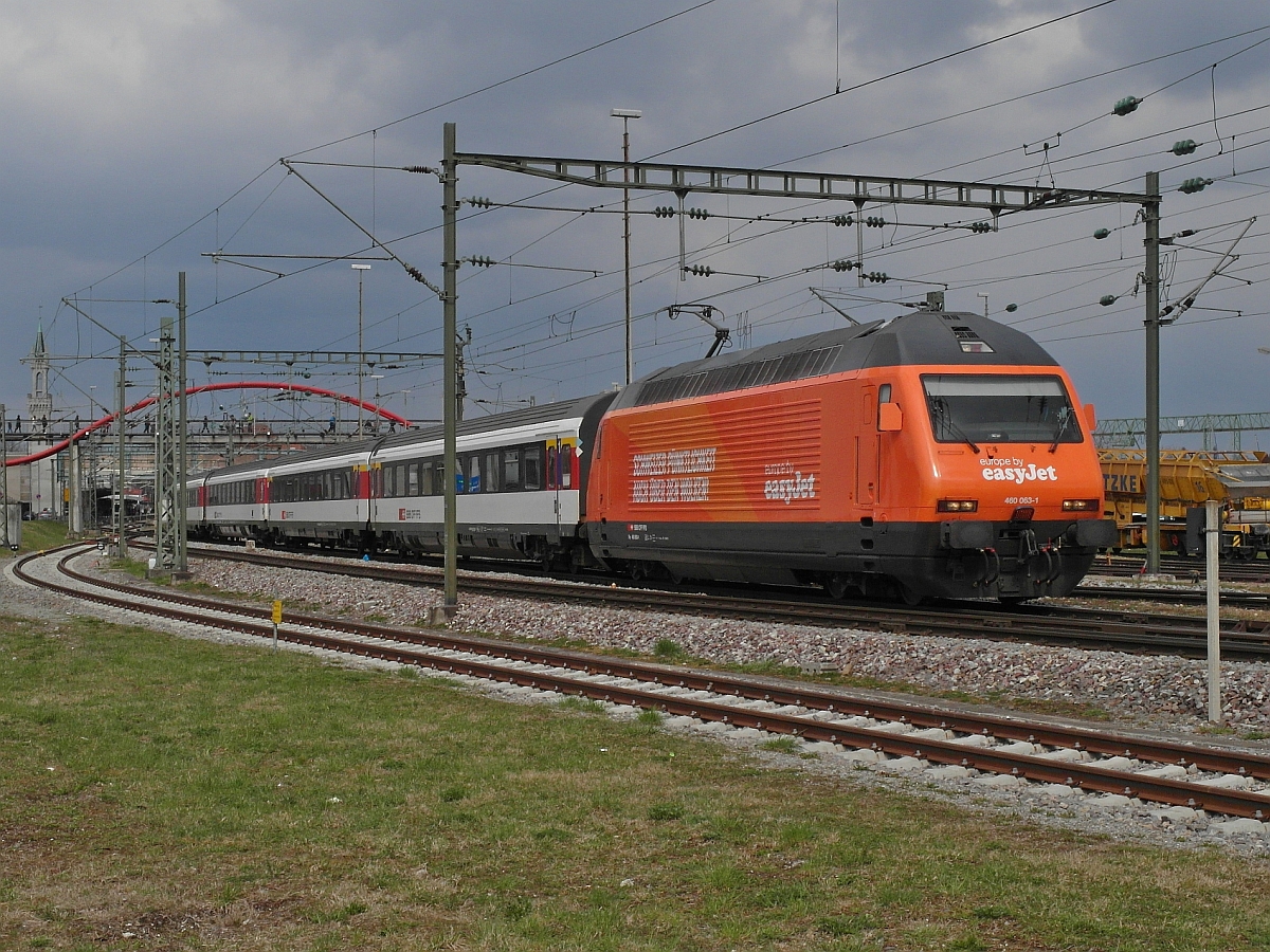 IR 2124 von Konstanz nach Biel, am 06.04.2015 gezogen von der Re 460 063-1 mit easyJet-Werbung, bei der Ausfahrt aus dem Startbahnhof.