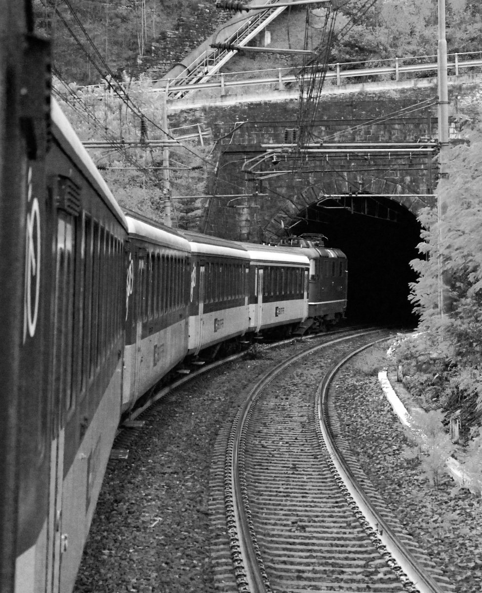 IR von Domodossola - Brig mit SBB Re 4/4 II Nr. 11158 an der Zugsspitze vor dem Tunnel Trasquera (1792 m) zwischen Iselle di Trasquera (I) und Varzo (I). Sonntag, 8. Oktober 2017.                                                                                         