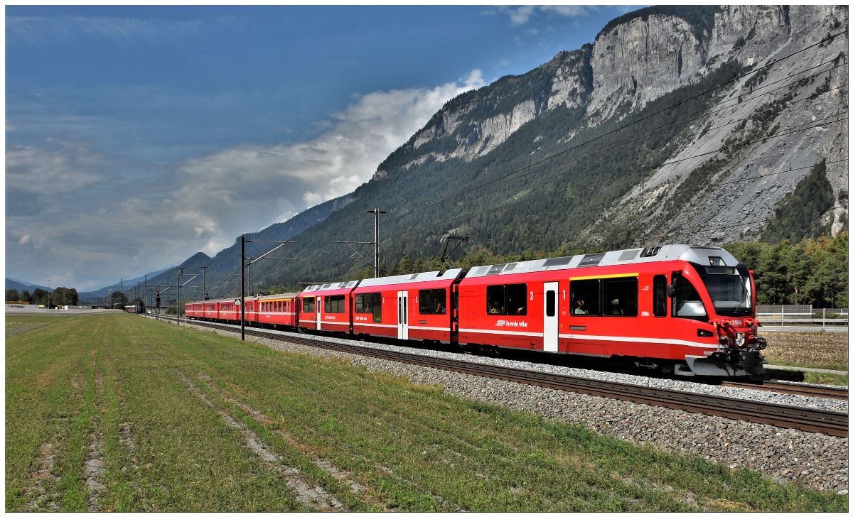 IR1132 nach Chur mit Abe 8/12 3506 und altem Wagenmaterial bei Felsberg. (06.09.2018)