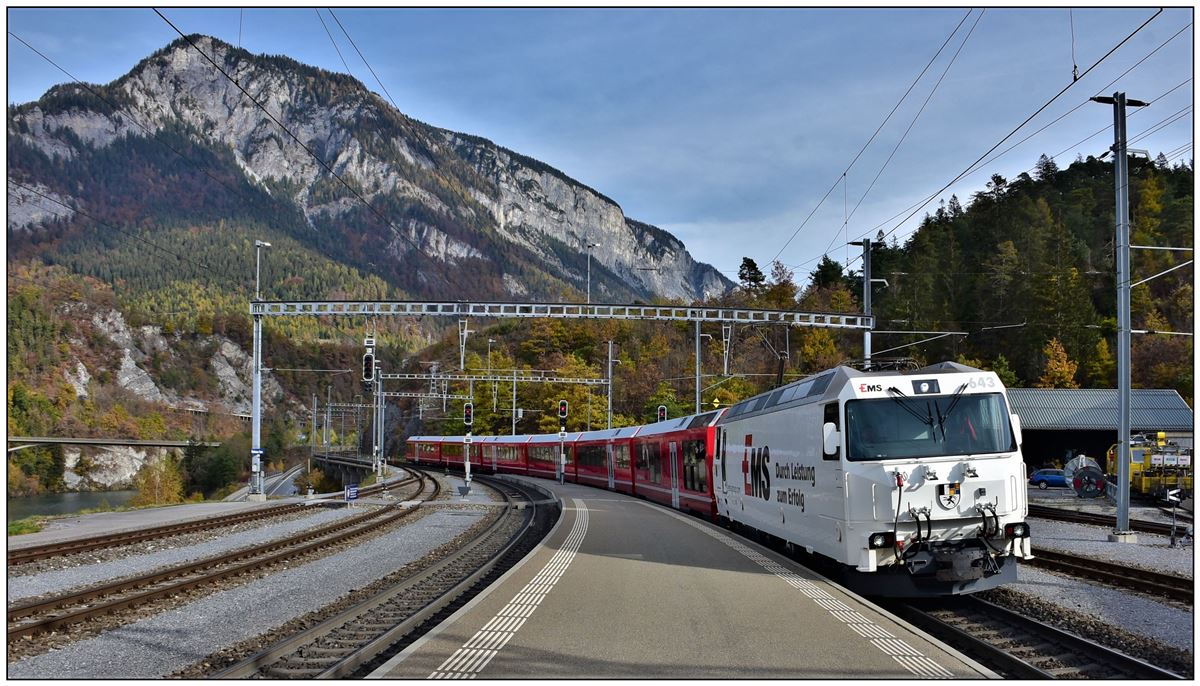 IR1133 nach St.Moritz mit der Ge 4/4 III 643  Vals  fährt in Reichenau-Tamins ein. (04.11.2018)