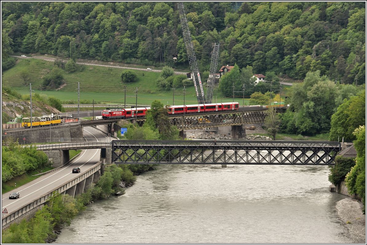 IR1136 aus St.Moritz mit der Ge 4/4 III 644  Savognin  auf der Hinterrheinbrücke. (02.05.2018)