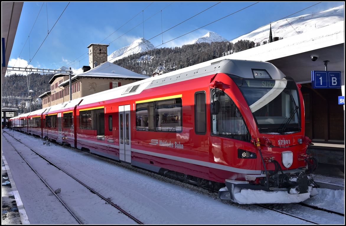 IR1144 mit Steuerwagen At57801 an der Spitze in St.Moritz. (11.12.2018)