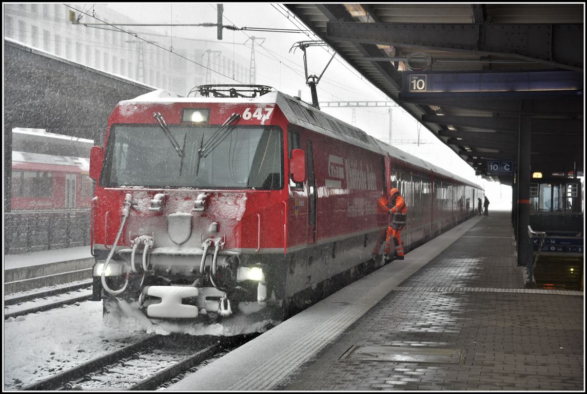 IR1149 mit Ge 4/4 III 647  Grüsch  nach St.Moritz in Chur. (10.01.2019)