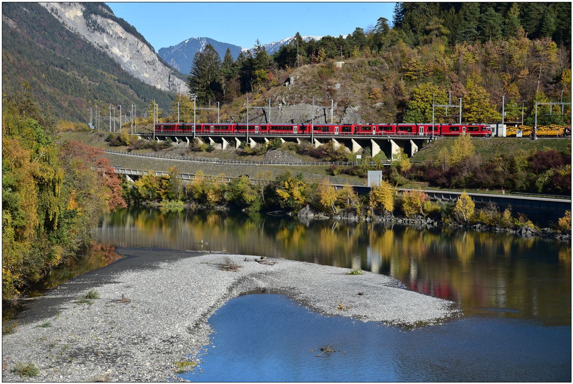 IR1149 nach St.Moritz mit ABe 8/12 und Alvra Wagen in Reichenau-Tamins. (03.11.2018)