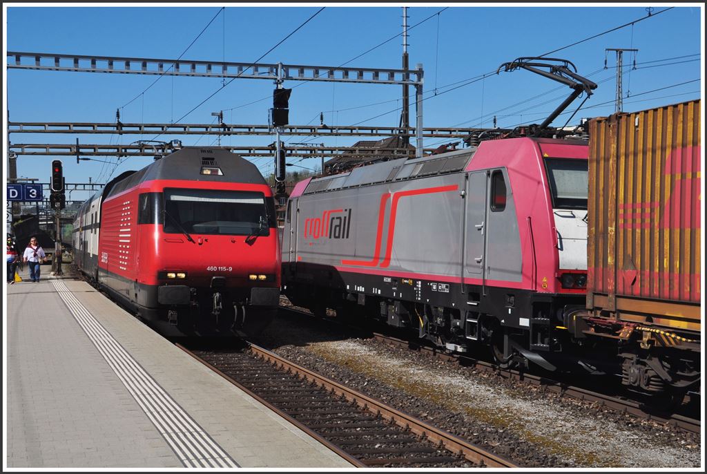 IR2642 mit 460 115-9 nach Zürich Flughafen trifft in Rotkreuz auf die wartende 185 602-0 von Crossrail. (15.04.2015)