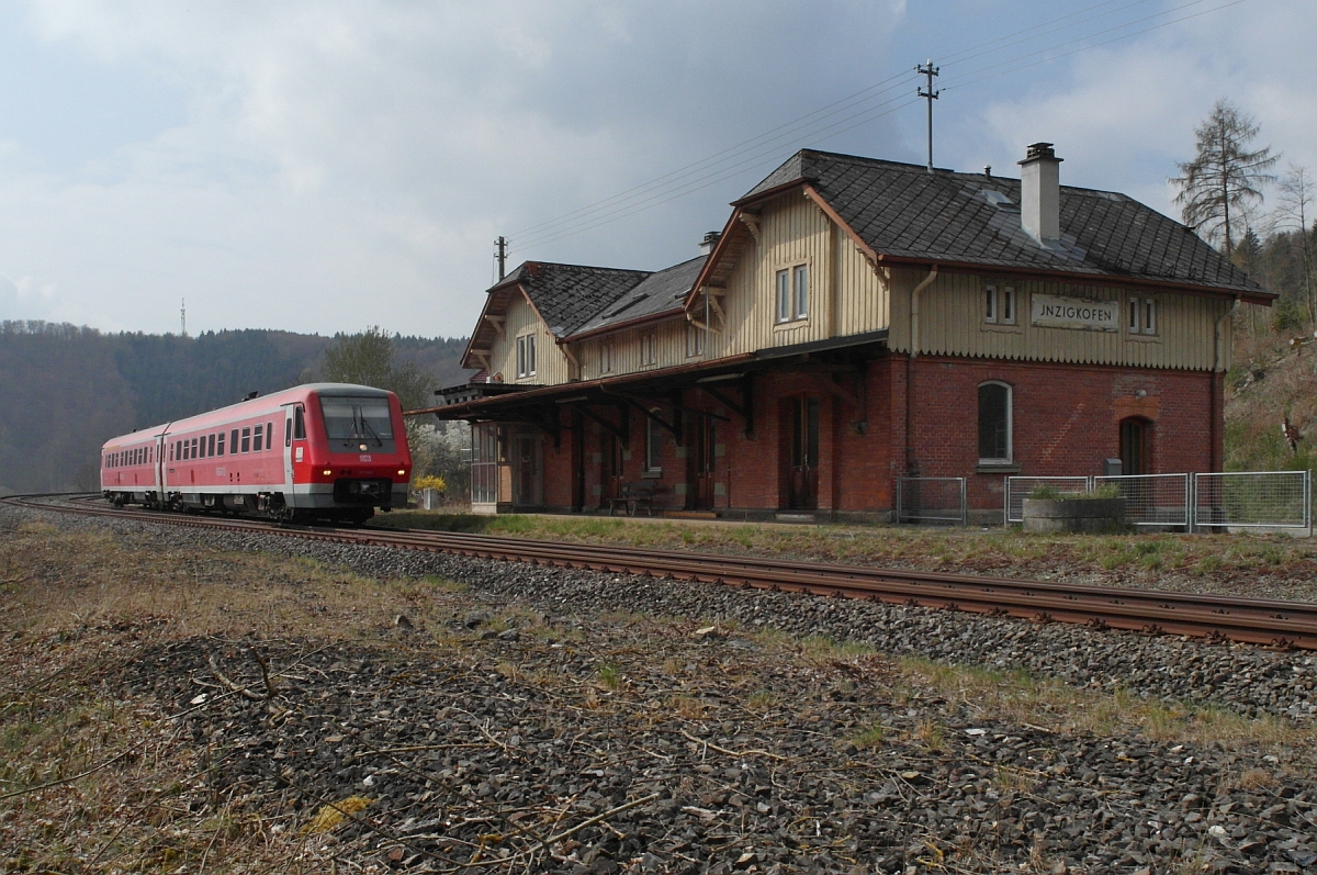 IRE 3255 von Stuttgart nach Aulendorf fhrt am 06.04.2014 am Gebude des ehemaligen Bahnhofs von Inzigkofen vorbei.