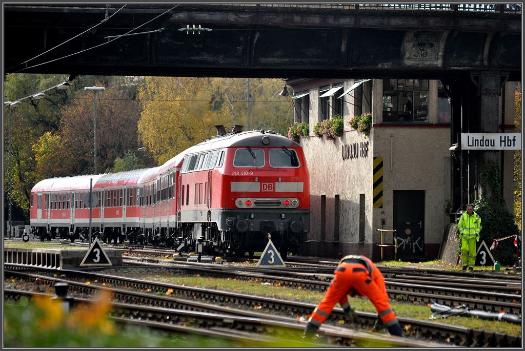 IRE4207 aus Ulm mit 218 410-9 erreicht Lindau Hbf. (05.11.2013)