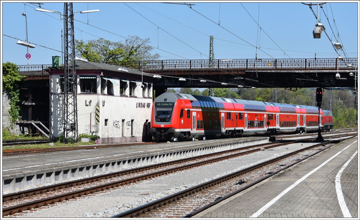 IRE4211 mit 218 431-5 aus Ulm fährt in Lindau Hbf ein. (24.04.2017)