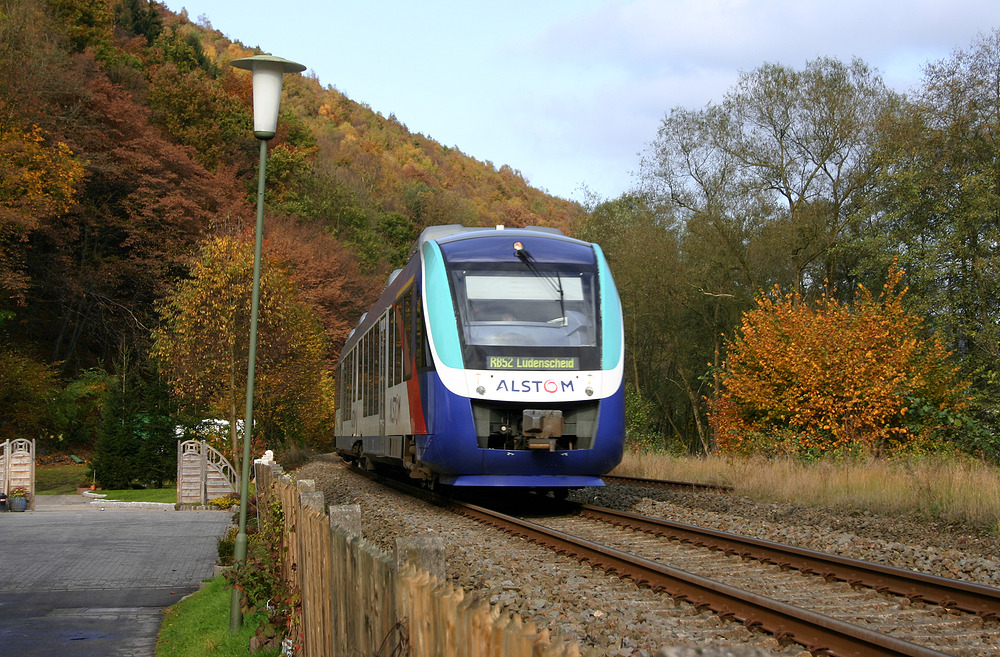 Irgendwo zwischen Hagen und Brügge (Westfalen) entstand diese Aufnahme vom Alstom-Vorführ-LINT,
der zu diesem Zeitpunkt zeitweise bei der DME im Einsatz war.
Das Foto wurde am 30. April 2006 aufgenommen.