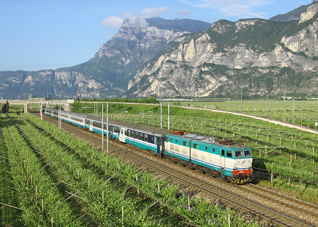 It was an 0530 start and a 50 mile drive to nail this shot...

E.656 091 approaches San Michele all'Adige whilst working IC764, 2300 Roma T-Bolzano, 22 May 2013.