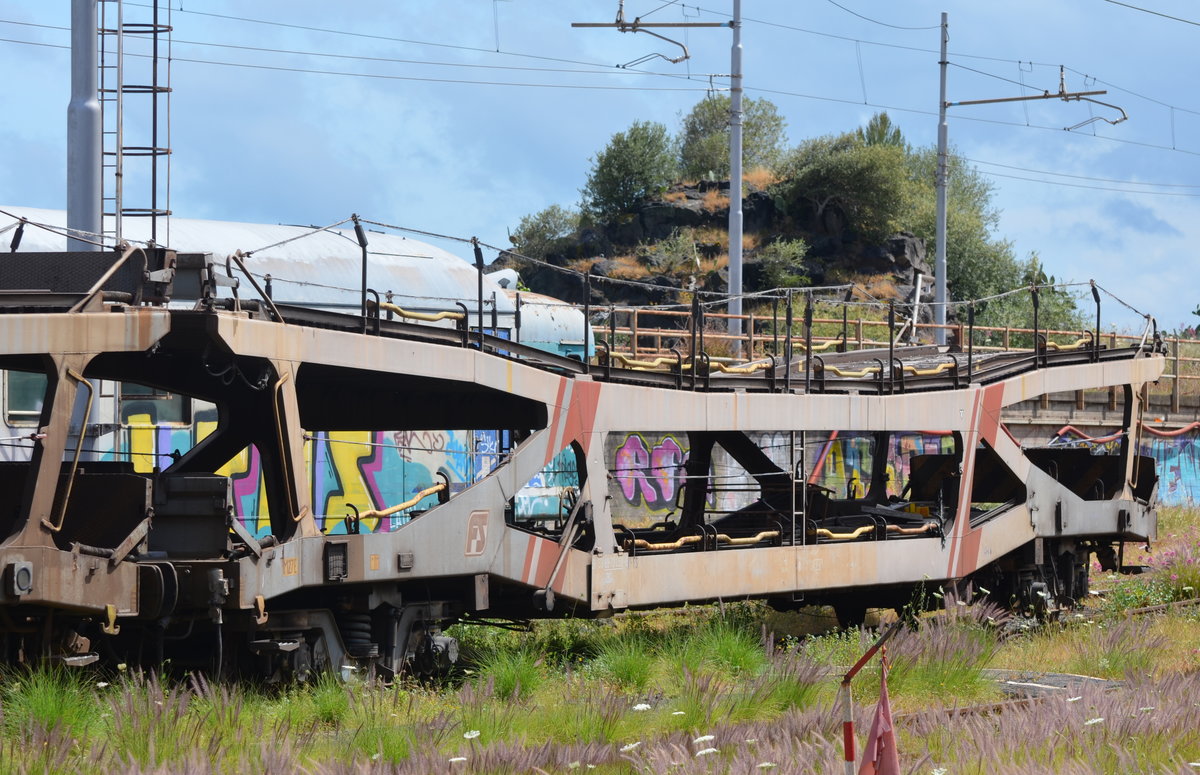 Italien:  Autotransportwagen FS 51 83 98-70 051-9 DDM Bj 1987 im Bahnbetriebswerk Catania auf der Insel Sizilien 03.05.2018