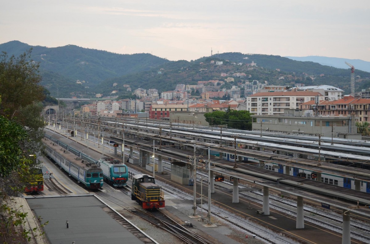 Italien Blick auf den Bahnhof von Savona zusehen ist auch Ale 940 044 12.08.2012