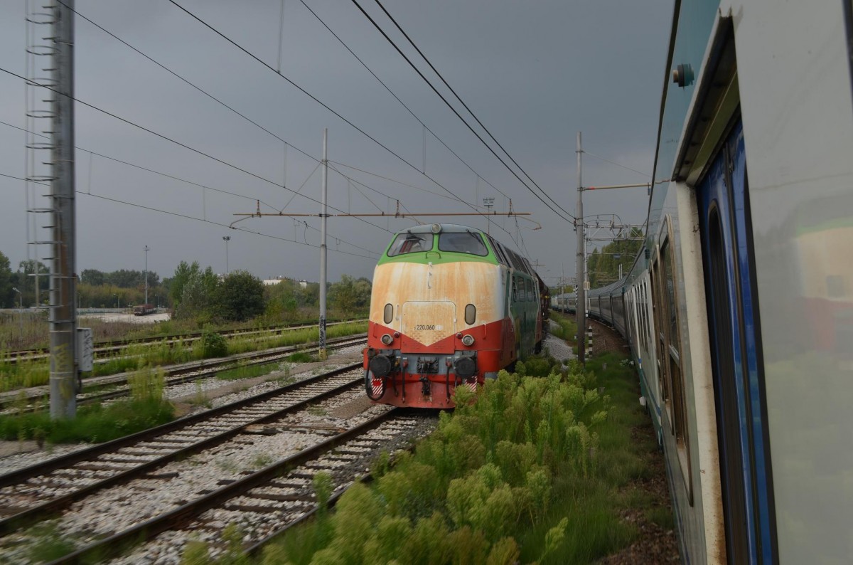 Italien D220.060 (ex DB V200 060) Gesehen bei der Ausfahrt in Ferrara in Richtung Rovigo/Venedig... 20.09.2014