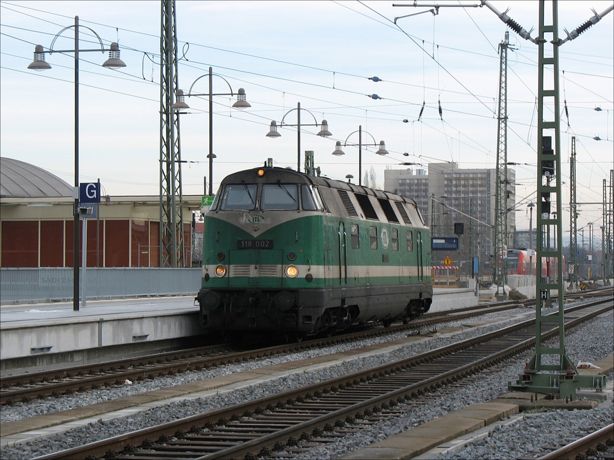 ITL 118 002 (ex V180 DR) auf Gleis 3 Dresden Hbf., 30.12.2006
