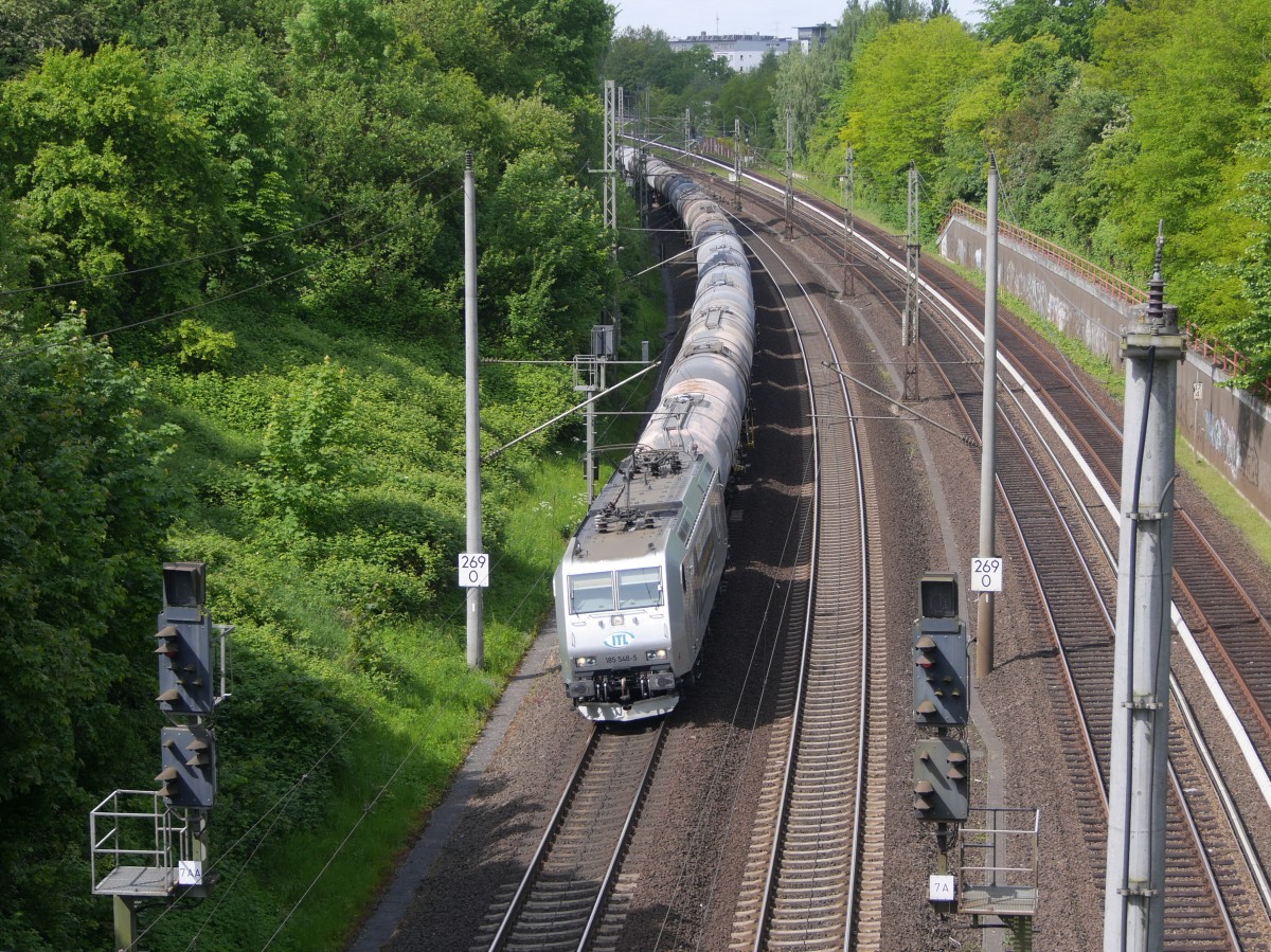 ITL 185 548 mit einem Zug Kesselwagen zwischen Hamburg-Bergedorf und Reinbek; 01.06.2015
