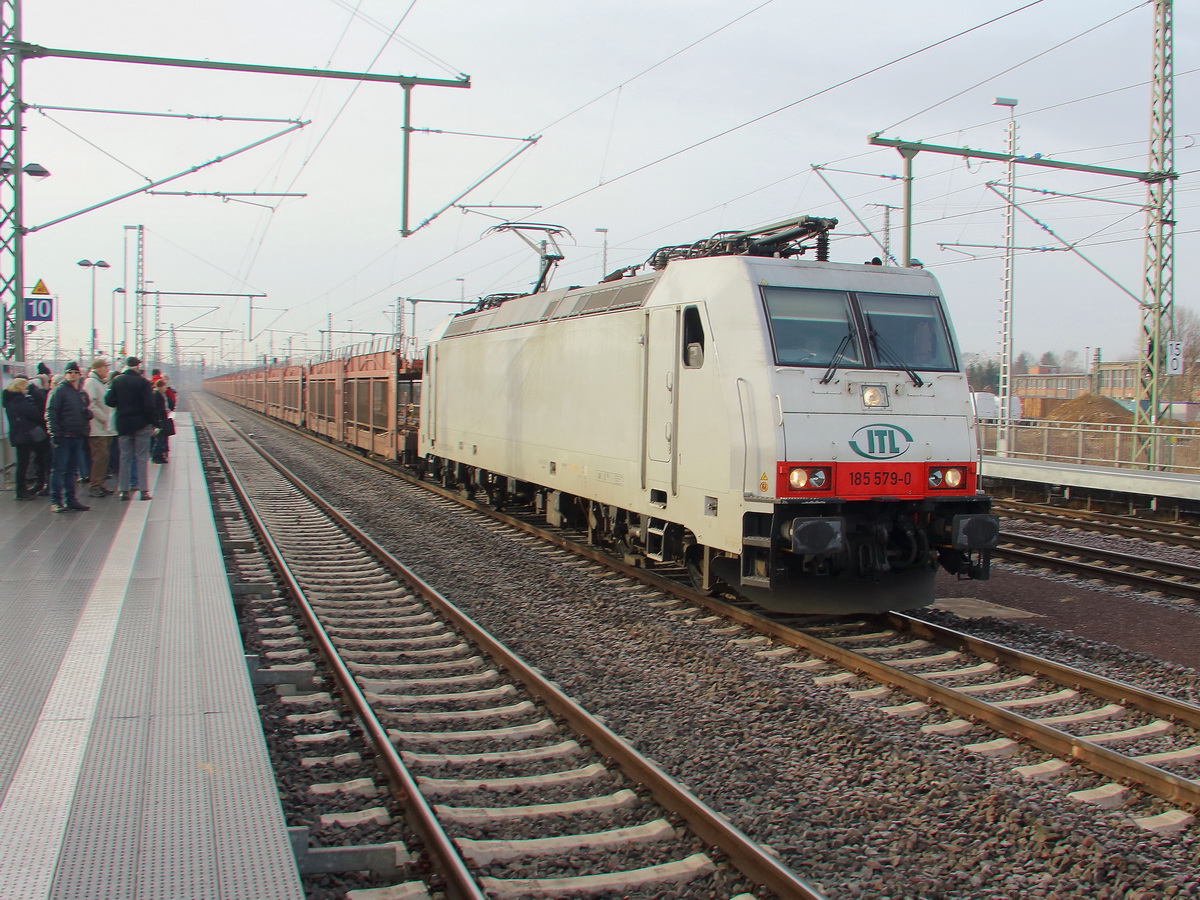 ITL 185 579-0 mit einem Güterzug durchfährt den Hauptbahnhof von Magdeburg am 17. Februar 2018.