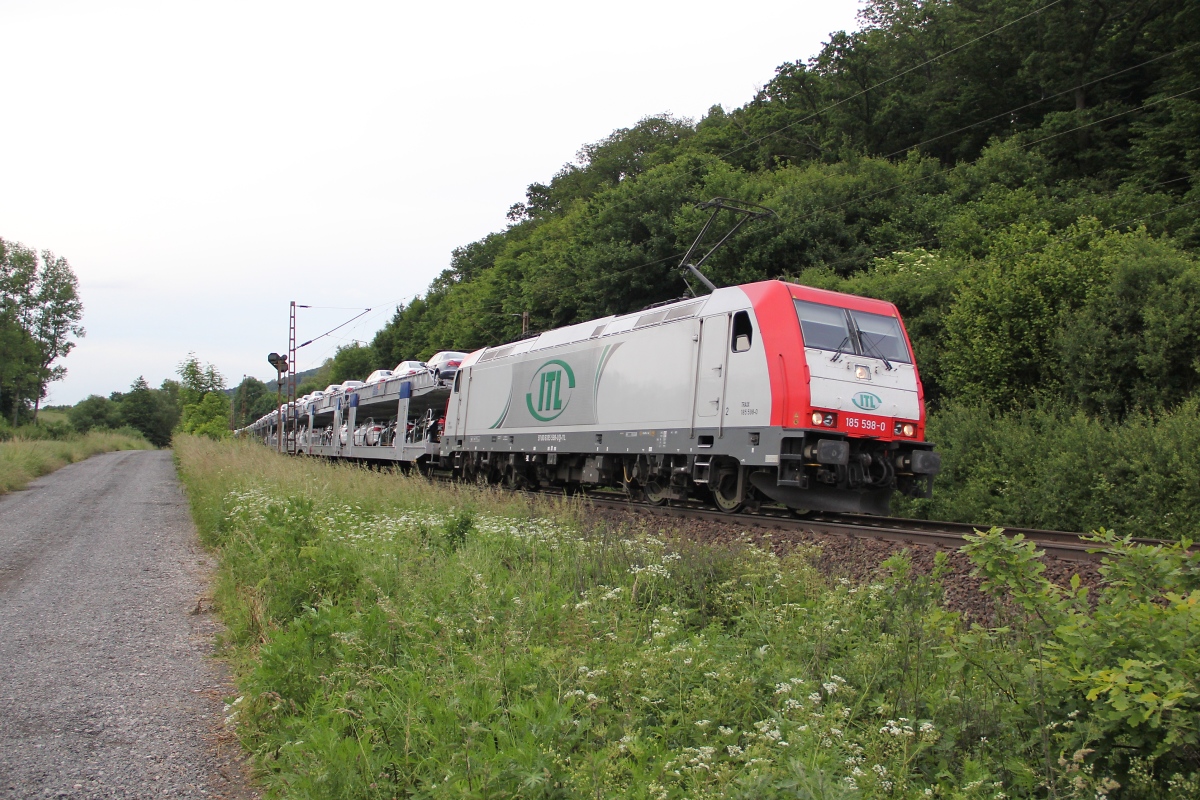 ITL 185 598-0 mit BLG Autozug in Richtung Sden. Aufgenommen am 14.06.2013 zwischen Friedland(HAN) und Eichenberg. Eigentlich spekulierten wir, da es sich um Elbe-Hochwasser-Umleiter handelte, auf die Sunrail 140er... deren Anblick blieb uns bis heute jedoch leider verwehrt.
