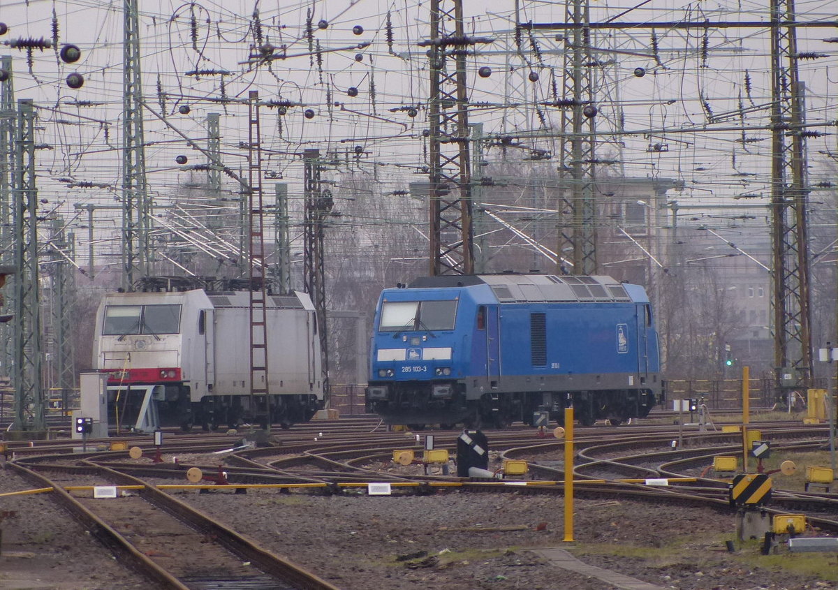 ITL 186 136 + PRESS 285 103-3 am 16.12.2017 beim pausieren auf dem Gleisvorfeld in Leipzig Hbf.