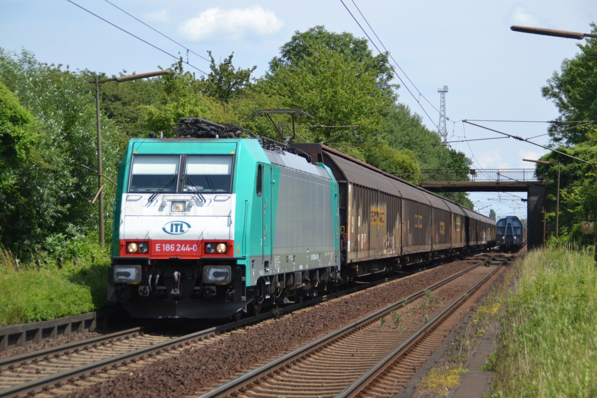 ITL 186 244-0 fährt am 27.06.2014 mit ihrem Schiebewandwagen Ganzzug aus Lehrte kommend durch Ahlten.