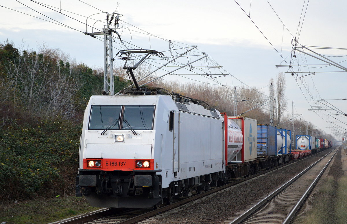 ITL - Eisenbahngesellschaft mbH für Captrain Polska Sp. z o.o mit   E 186 137  [NVR-Number: 91 80 6186 137-6 D-ITL] und Containerzug Richtung Polen am 29.11.18 Bf. Berlin-Hohenschönhausen.